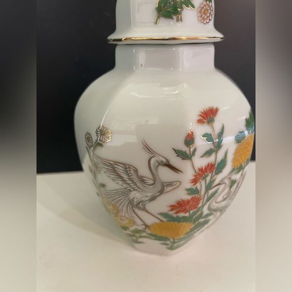 Japanese Porcelain Ginger Jar with Cranes and Flowers. Gold trim on Lid & Finial - Picture 2 of 8
